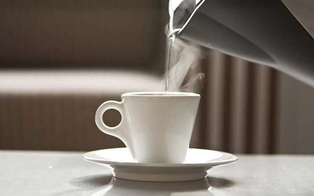 Buổi sáng uống một cốc nước ấm đúng cách giúp đốt cháy mỡ thừa