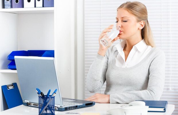 Tác dụng của nước uống tinh khiết với năng suất làm việc