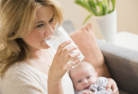 Mẹ sau sinh làm thế nào để uống đủ nước
