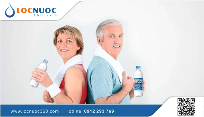 Những điều cần biết về nước uống với sức khỏe người lớn tuổi