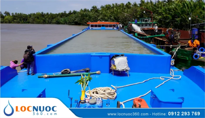 Dùng sà lan chở nước ngọt cho dân vùng hạn mặn